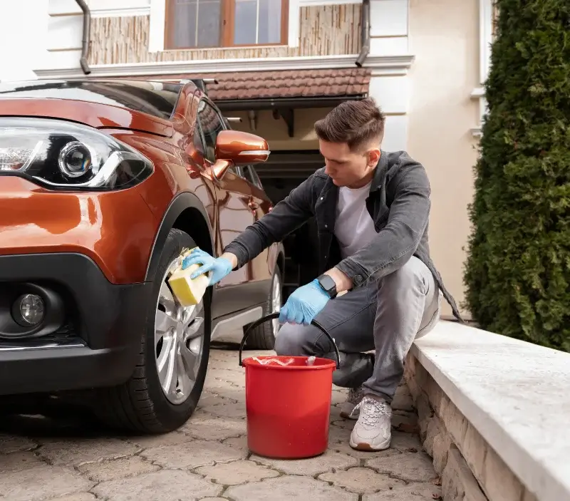 Lavage auto à domicile Plateau-des-Petites-Roches : professionnel intervenant sur un véhicule